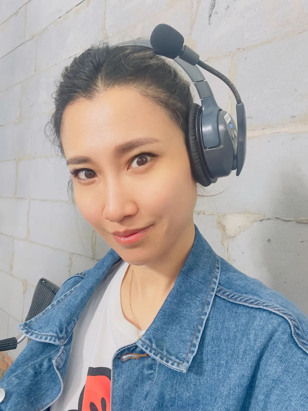 王妍在片场戴着对讲耳机